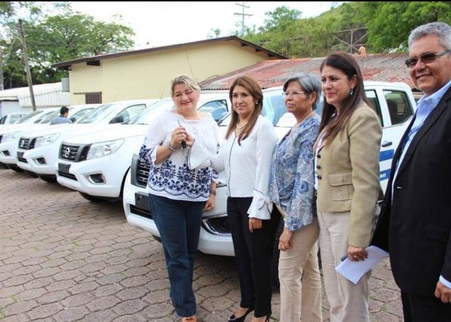La ministra de salud de Honduras hace entrega de los nuevos vehículos