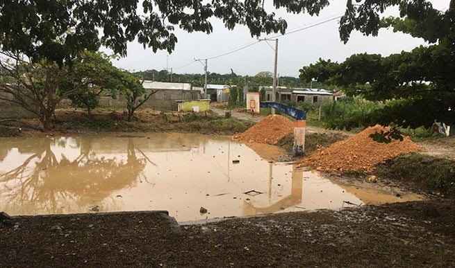 La cancha de baloncesto junto a la escuela, conocida en La Ciénaga como la “laguna de la malaria”.